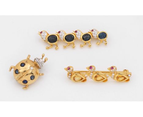 Drei dekorative Saphir-Tierbroschen Gelbgold, gest. 750. Schauseitig besetzt mit Diamanten von zus. ca. 0,39 ct. (vvsi/w) sow