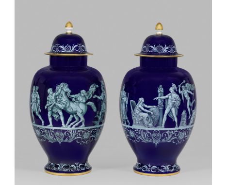 Paar monumentale Meissen Vasen mit Darstellungen aus dem Zyklus "Einzug Alexander des Großen nach Babylon"Über eingezogenem S