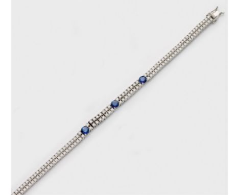 Hochfeines Saphir-Brillant-Armband Weißgold, gest. 750. Ausgefasst mit kornblumenblauen Saphiren von zus. ca. 2,00 ct. und Br