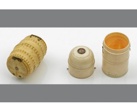 Doppeldeckeldose und Streugefäß Elfenbein, gedrechselt mit Metallmontierung. Zylindrischer, von schmalen Profilringen geglied
