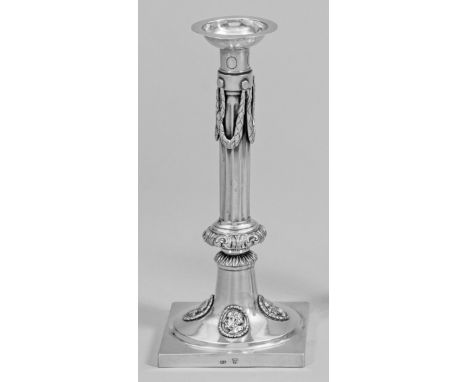 Spätklassizistischer Tafelleuchter Silber. Quadratische Plinthe übergehend in trompetenförmigen Fuß, umzogen von ovalen und r