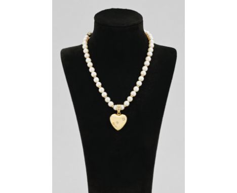 Perl-Collier mit Brillant-Herzanhänger Gelbgold, gest. 585. Einreihige Kette aus cremefarbenen Zuchtperlen von ca. 7,1 mm in 
