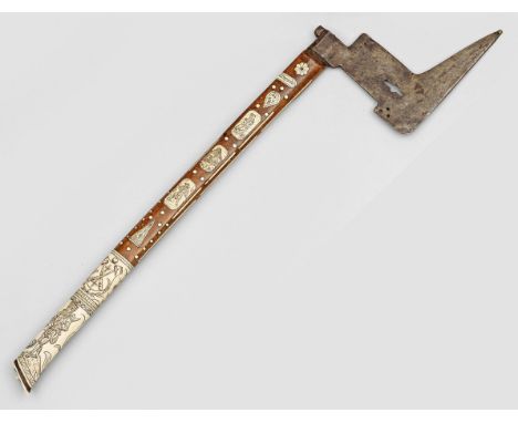 Bergmann-Paradebeil sog. Bergbarte. Gekantetes Blatt aus Eisen mit zugespitztem Fortsatz und profilierter Messinghülse als Ab