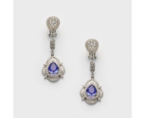 Paar glamouröse Tansanit-Diamant-Ohrgehänge Weißgold, gest. 750. Schauseitig besetzt mit 2 blauvioletten Tansanittropfen von 