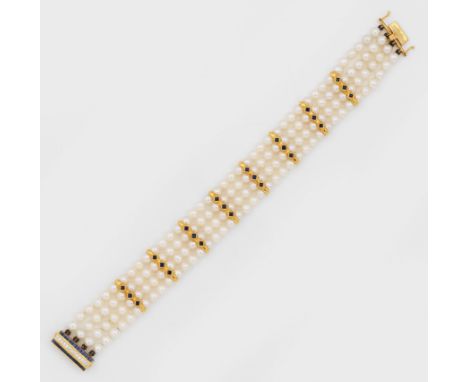 Feines Saphir-Perlarmband Gelbgold, gest. 750. Vierreihiges Armband aus weißen Zuchtperlen von ca. 4,5 mm in farbintensivem, 