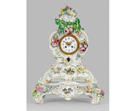 Prächtige Meissen Porzellanuhr mit plastischem Dekor auf vierseitig geschweiftem, floral durchbrochen gearbeitetem Rocailleso