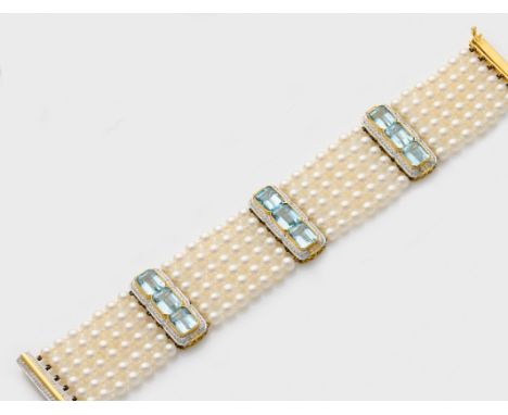 Manschetten-Perlarmband mit Blautopasen Gelbgold, gest. 750. Sechsreihiges Armband aus weißen Zuchtperlen von ca. 5 mm in far
