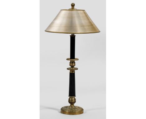 Tischlampe im Empire-Stil 2-flg.; Messing, teilw. schwarz lackiert. Über profiliertem Rundsockel mehrfach gegliederter, godro