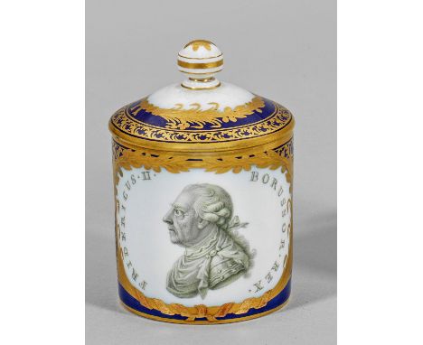 Berliner Deckeltasse mit Porträt "Friedrich der Große" Zylinderförmig mit Henkel "à la grecque". Gewölbter Deckel mit Baluste