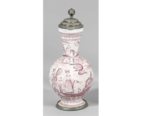 Enghalskanne mit Chinoiserien Fayence. Reicher, flächendeckender, manganvioletter Dekor aus Chinoiserien mit Figuren in fanta
