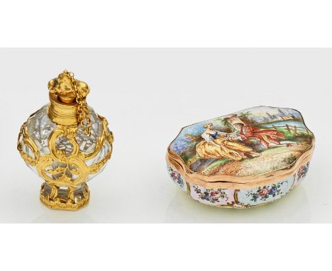 Riechflakon und Tabatiere mit Gold- bzw. Rotgoldmontierung. Tabatiere mit galantem Liebespaar, Blumenbuketts und -körben in p