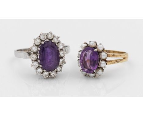 Zwei Entourage-Ringe mit Amethysten Weiß- und Gelbgold, gest. 585. Zentral besetzt mit 2 fliederfarbenen Amethysten, entourie