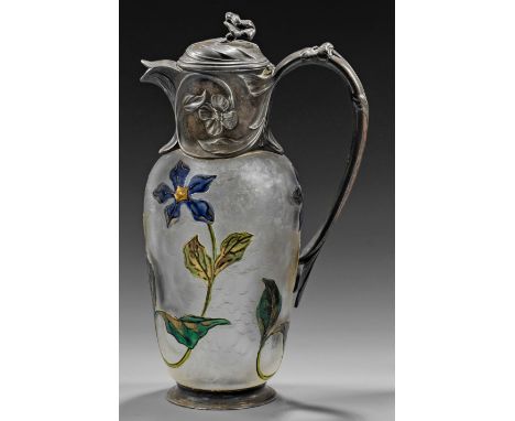 Jugendstil-Schenkkanne Glas und Gallia-Metall. Gestreckt-ovoider Korpus, floraler Dekor aus Blütenstängeln, geätzt und in Kom