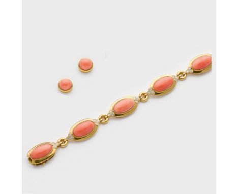 Korallen-Demi Parure Armband und Paar Ohrringe. Gelbgold, gest. 585 und 750.  Armband besetzt mit fünf ovalen, lachsfarbenen 