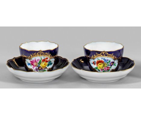 Paar Mokkatassen mit Blumendekor auf Untertasse. Flächendeckender kobaltblauer Fond, schauseitig ausgesparte Goldrankenreserv