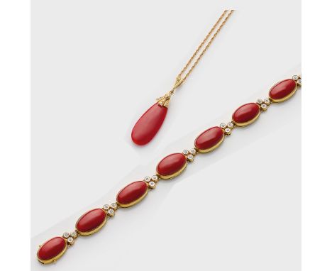 Korallen-Demi Parure Armband und Anhänger mit Kette. Gelbgold, gest. 750. Armband besetzt mit Aka-Korallencabochons, akzentui