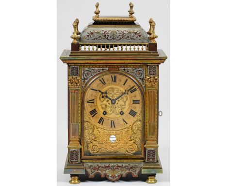 Pendule im Louis XIV-Stil Holz, ebonisiert sowie flächendeckender Dekor aus ornamental durchbrochen gearbeitetem Zinn mit Ein