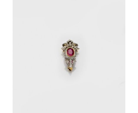 Dekorative Rubin-Diamantbrosche Gelbgold, gest. 585. Zentral besetzt mit einem taubenblutroten Rubin von ca. 1,30 ct. im Oval