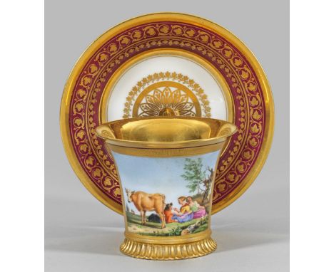 Prächtige Louis XVIII-Ziertasse auf Untertasse. Auf kannelierten Rundstand trompetenförmiger Korpus, seitlicher Ohrenhenkel m