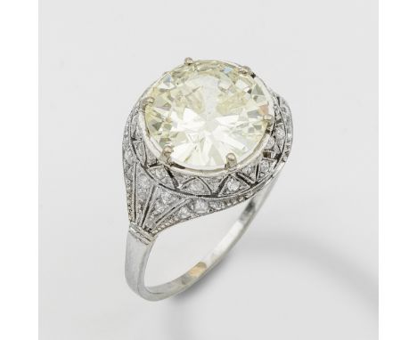 Art Déco-Diamantring Platin. Zentral besetzt mit einem Altschliffdiamant-Solitär von ca. 5,00 ct. (K-L/si1), entouriert von k