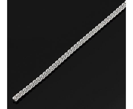 Repräsentatives Brillant-Armband Weißgold, gest. 750. Linear besetzt mit insges. 38 Brillanten von zus. ca. 8,90 ct. (G-H/si)