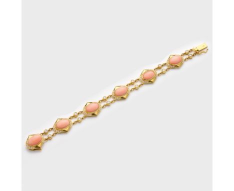 Engelshaut-Korallenarmband mit Brillantbesatz Gelbgold, gest. 750. Besetzt mit sechs Engelshaut-Korallencabochons, entouriert