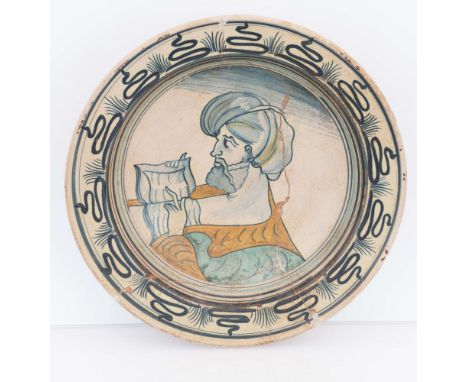   Filosofo col turbante che legge. Piatto in maiolica con la tesa decorata in azzurro a monticelli alternati a motivi filifor