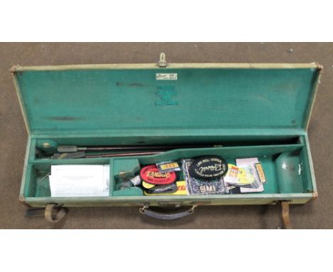 AN EARLY 20TH CENTURY GUN CARRY CASE, with pale green canvas covering and brown leather straps and edging with fitting interi