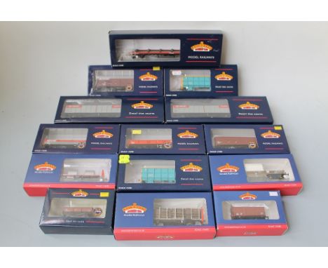 A TRAY OF ASSORTED BACHMANN 00 GAUGE ROLLING STOCK, consisting of box vans, flat wagons and bogie bolsters, all boxed (14) Bu
