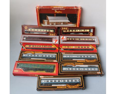 A TRAY OF 00 GAUGE MODEL RAILWAY, consisting of boxed and loose rolling stock by Lima, Airfix and Mainline, mainly carriages 