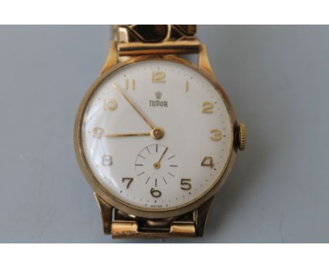 A GENTLEMAN'S 9 CT GOLD CASED 'TUDOR (ROLEX)' MANUAL WIND WRISTWATCH, on 9 ct gold expanding bracelet, champagne dial, with A