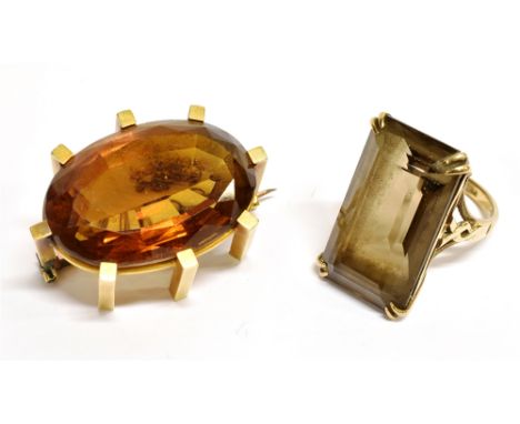 A VINTAGE 9CT GOLD AND SMOKEY QUARTZ RECTANGULAR SINGLE STONE DRESS RING AND AN OVAL CITRINE BROOCH the ring claw set with a 