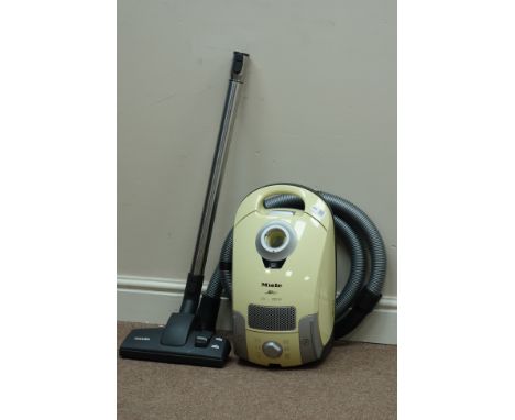 Miele S4211 vacuum cleaner with accessories  (This item is PAT tested - 5 day warranty from date of sale)   Condition Report 