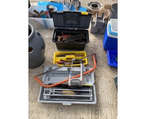 AN ASSORTMENT OF TOOLS TO INCLUDE SAWS, A TILE CUTTER AND CHISELS ETC