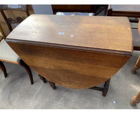 AN EARLY 20TH CENTURY OVAL OAK GATE-LEG TABLE ON TURNED LEGS, 57" X 35" OPENED