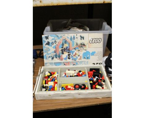 A LARGE COLLECTION OF LEGO PIECES TO INCLUDE LARGE FIGURES, ETC