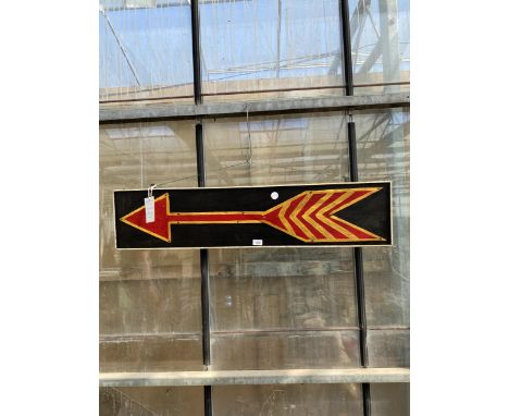 A WOODEN HAND PAINTED ARROW SIGN (110CM x 25CM)