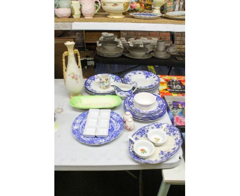 A QUANTITY OF CERAMICS TO INCLUDE BLUE AND WHITE LOSOL PLATES AND BOWLS, A GISELA GRAHAM CHICKEN JUG, A BLUSH IVORY VINTAGE V