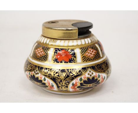 A VINTAGE ROYAL CROWN DERBY TABLE LIGHTER MODELLED IN THE IMARI PATTERN