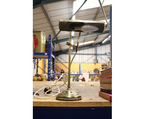 A BRASS EFFECT BANKERS LAMP, HEIGHT 36CM