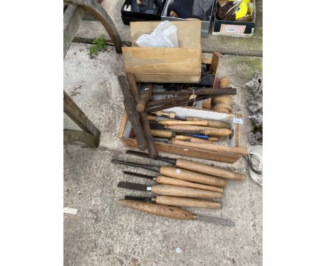 A LARGE ASSORTMENT OF WOOD WORKING TOOLS TO INCLUDE LATHE CHISELS ETC