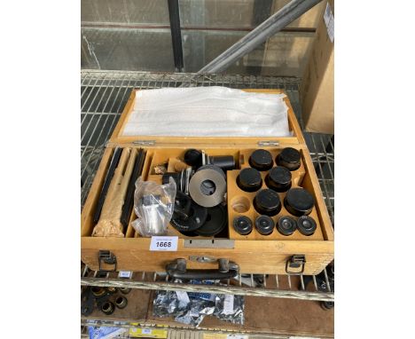 A WOODEN CARRY CASE CONTAINING VARIOUS VINTAGE MICROSCOPE SIGHTS AND LENS ETC