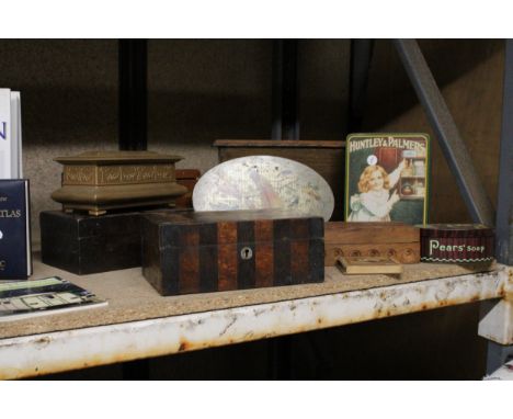 A MIXED VINTAGE LOT TO INCLUDE WOODEN BOXES AND TINS