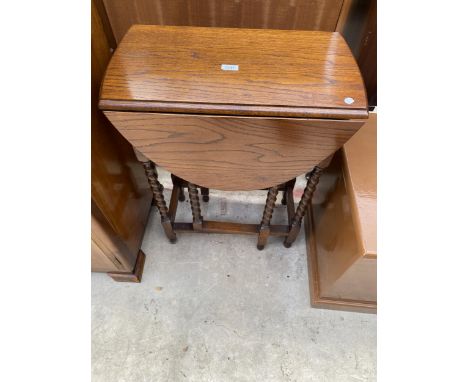 AN EARLY 20TH CENTURY OVAL OAK GATE LEG TABLE ON BARLEY TWIST LEGS, 34" X 24" OPENED