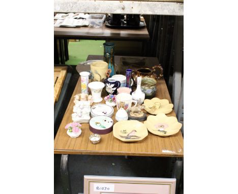 A QUANTITY OF CERAMIC ITEMS TO INCLUDE BOWLS, POTS, MUGS, VASES, JUGS ETC