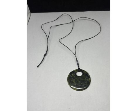 A NECKLACE WITH CIRCULAR JADE PENDANT