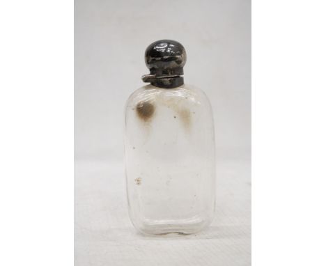 A VINTAGE GLASS HIP FLASK WITH A HALLMARKED SHEFFIELD SILVER TOP, HEIGHT 13CM
