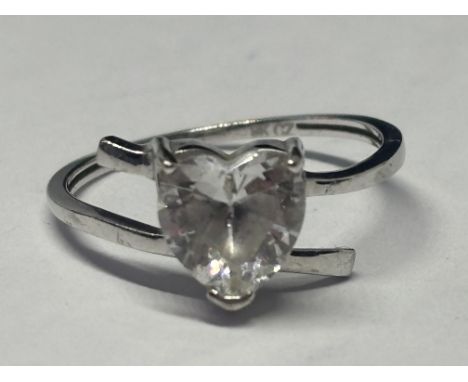 A MARKED 9 CARAT WHITE GOLD RING WITH HEART SHAPED CUBIC ZIRCONIA SIZE K/L