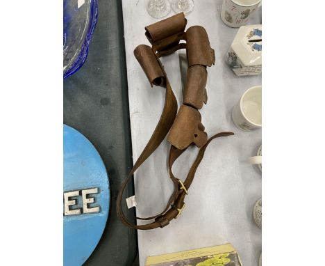A FIVE POUCH VINTAGE LEATHER ARTILLARY AMMO BANDOLIER