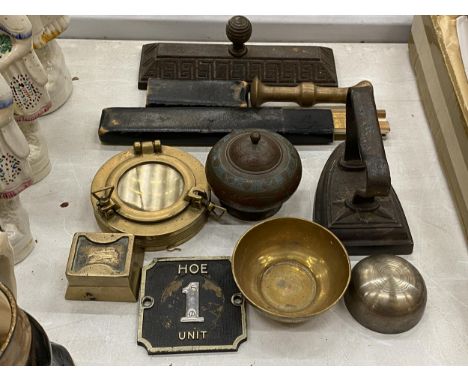 A MIXED COLLECTION OF BRASS AND COPPER WARE ITEMS TO INLCUDE VINTAGE FLAT IRON, BRASS PORT HOLE COVER 11CM DIAMETER, HOUSE NU
